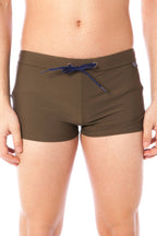 DATCH KOSTÜMTEILE UNTER GRÜNEM MANN